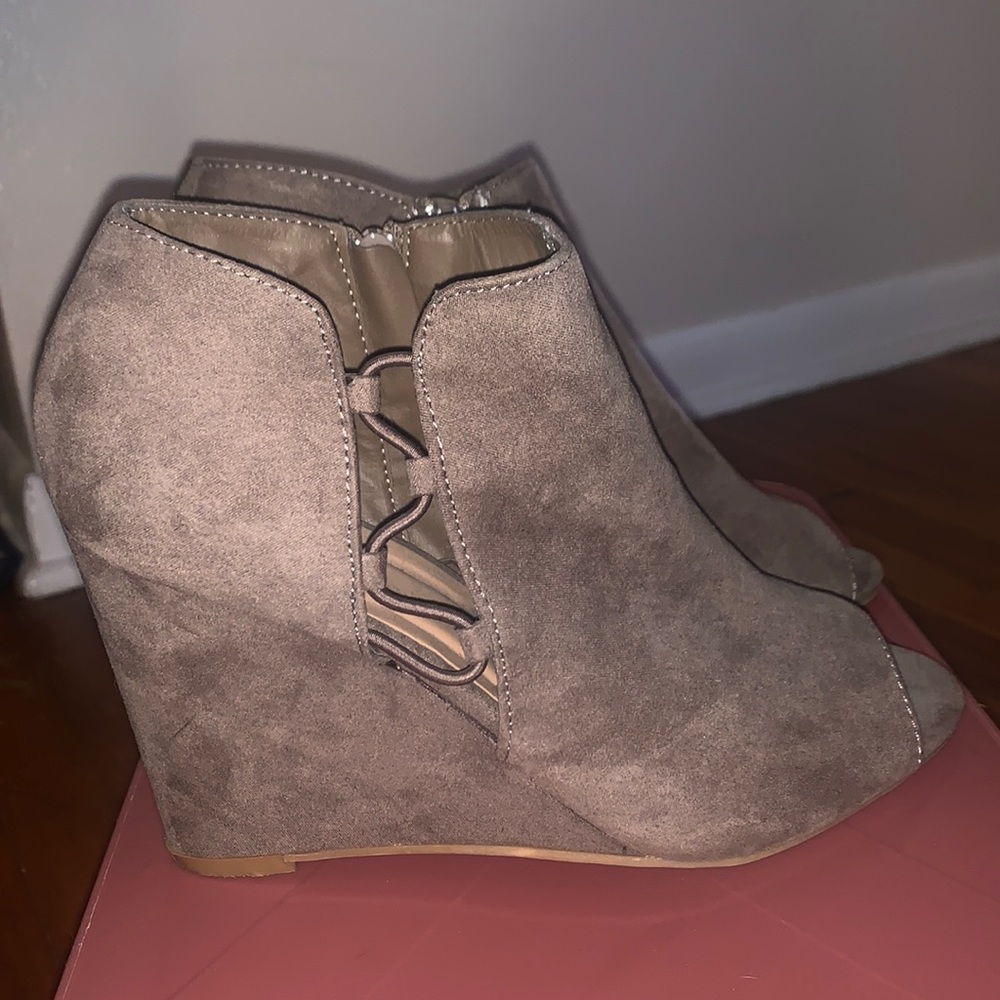 Size 8 - Picture 3 of 5